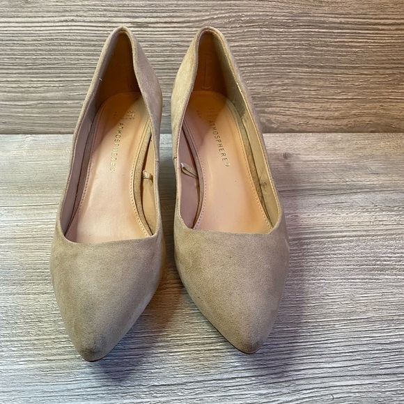 Atmosphere soft cream taupe colored microfiber pumps. Size 8 heels - Picture 3 of 13